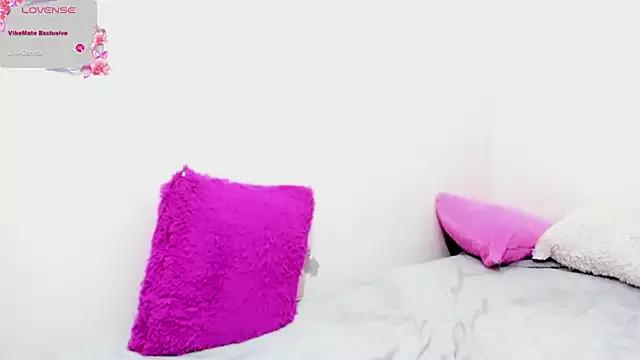 Discover our girls online shows and discover the company of countless livestreamers, with stunning shapes, sex toys and more.