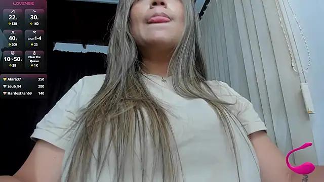 Discover our girls online shows and discover the company of countless livestreamers, with stunning shapes, sex toys and more.