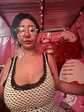 sweetieme from StripChat is Freechat