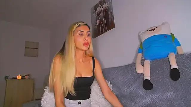 Discover our girls online shows and discover the company of countless livestreamers, with stunning shapes, sex toys and more.