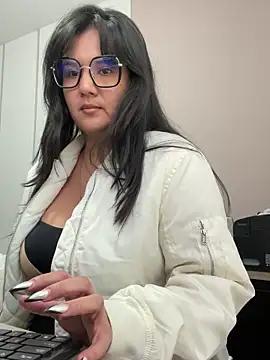 Discover our girls online shows and discover the company of countless livestreamers, with stunning shapes, sex toys and more.