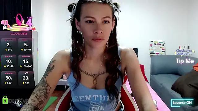 Discover our girls online shows and discover the company of countless livestreamers, with stunning shapes, sex toys and more.