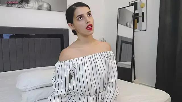 Discover our girls online shows and discover the company of countless livestreamers, with stunning shapes, sex toys and more.
