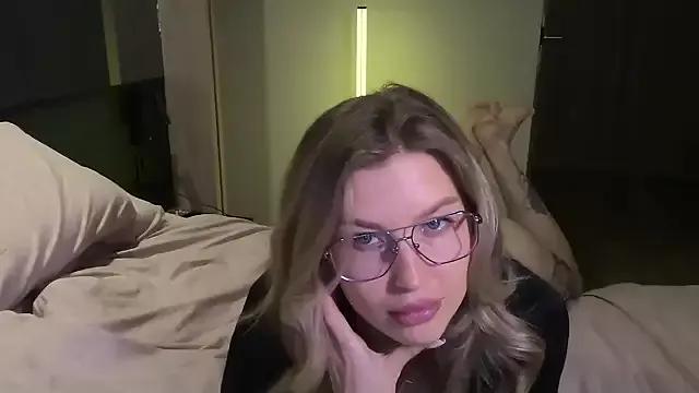 Discover our girls online shows and discover the company of countless livestreamers, with stunning shapes, sex toys and more.