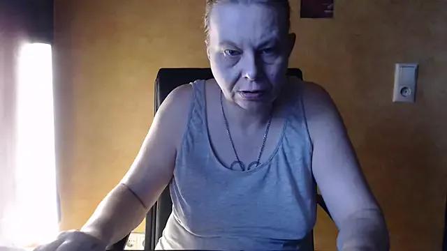 SweetPhoenix76 from StripChat