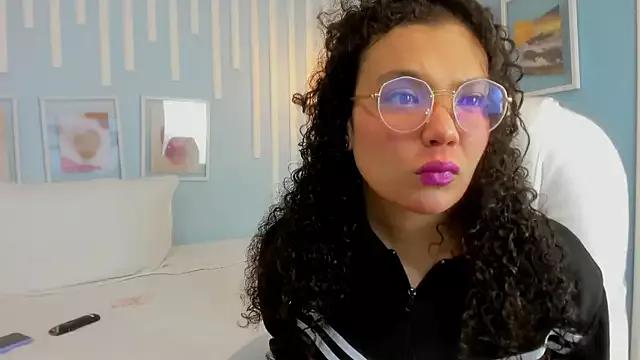 Discover our girls online shows and discover the company of countless livestreamers, with stunning shapes, sex toys and more.