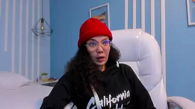 Discover our girls online shows and discover the company of countless livestreamers, with stunning shapes, sex toys and more.