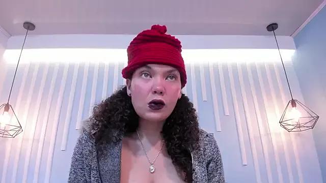 Discover our girls online shows and discover the company of countless livestreamers, with stunning shapes, sex toys and more.