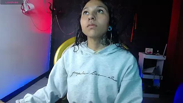 Sweettpleasure from StripChat
