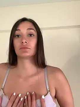 Discover our girls online shows and discover the company of countless livestreamers, with stunning shapes, sex toys and more.