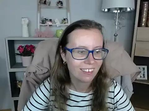 Discover our girls online shows and discover the company of countless livestreamers, with stunning shapes, sex toys and more.
