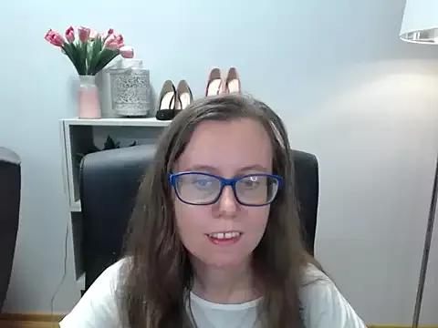 Discover our girls online shows and discover the company of countless livestreamers, with stunning shapes, sex toys and more.