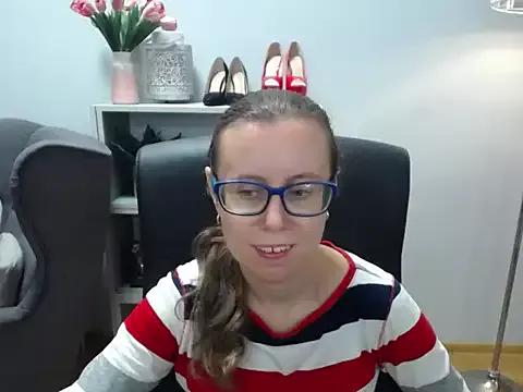 Discover our girls online shows and discover the company of countless livestreamers, with stunning shapes, sex toys and more.