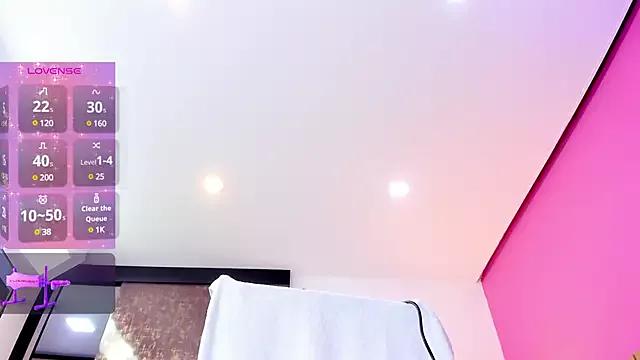 Discover our girls online shows and discover the company of countless livestreamers, with stunning shapes, sex toys and more.