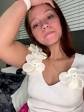 Discover our girls online shows and discover the company of countless livestreamers, with stunning shapes, sex toys and more.