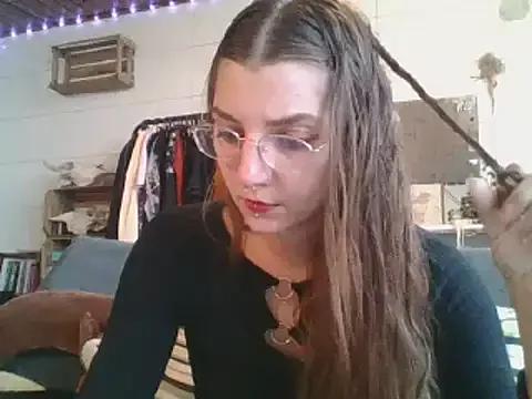 Discover our girls online shows and discover the company of countless livestreamers, with stunning shapes, sex toys and more.