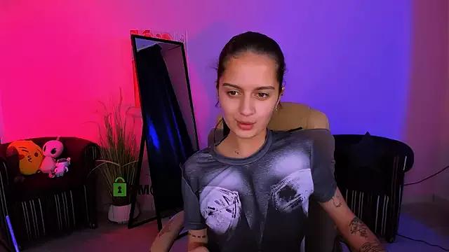 Discover our girls online shows and discover the company of countless livestreamers, with stunning shapes, sex toys and more.