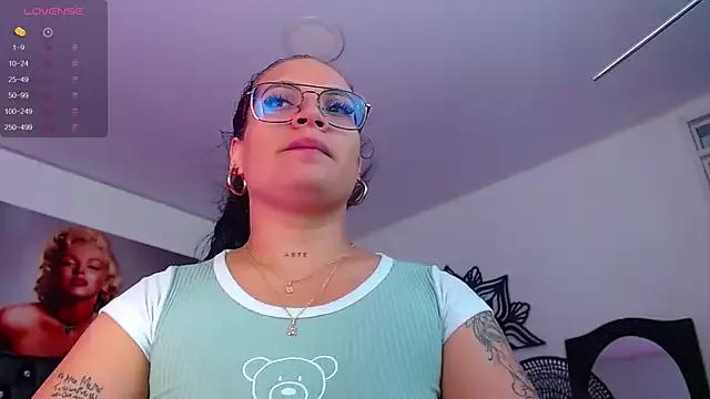 Discover our girls online shows and discover the company of countless livestreamers, with stunning shapes, sex toys and more.