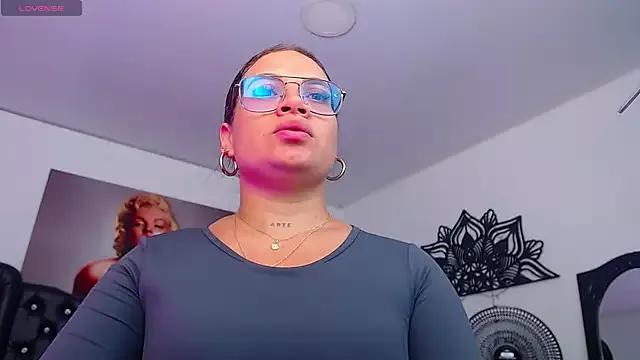 Discover our girls online shows and discover the company of countless livestreamers, with stunning shapes, sex toys and more.