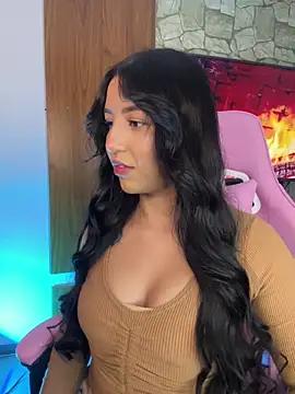 Discover our girls online shows and discover the company of countless livestreamers, with stunning shapes, sex toys and more.