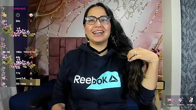 Discover our girls online shows and discover the company of countless livestreamers, with stunning shapes, sex toys and more.