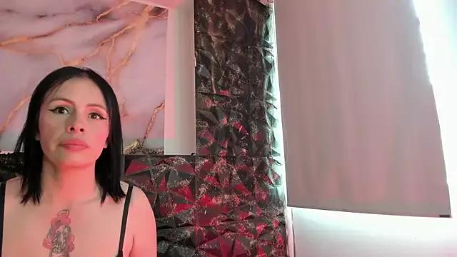 Discover our girls online shows and discover the company of countless livestreamers, with stunning shapes, sex toys and more.