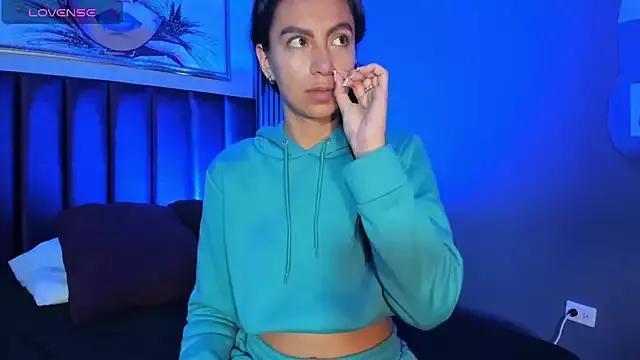 Discover our girls online shows and discover the company of countless livestreamers, with stunning shapes, sex toys and more.