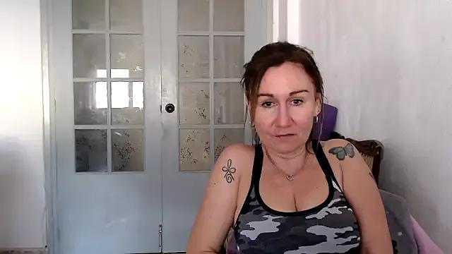 Discover our girls online shows and discover the company of countless livestreamers, with stunning shapes, sex toys and more.