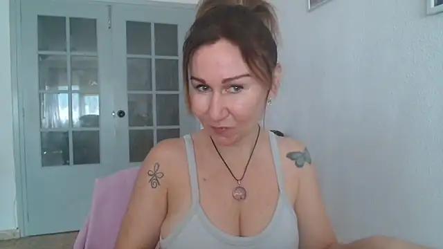 Discover our girls online shows and discover the company of countless livestreamers, with stunning shapes, sex toys and more.