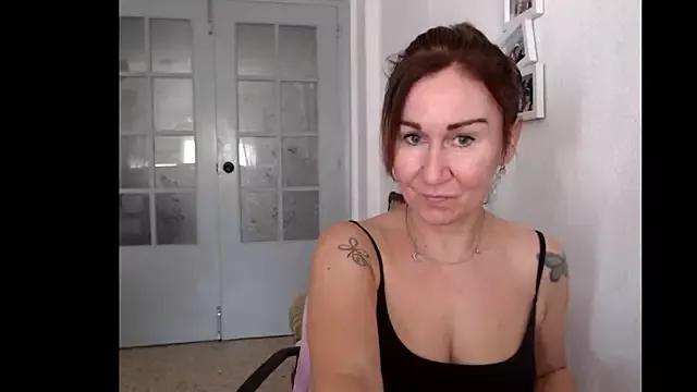 Discover our girls online shows and discover the company of countless livestreamers, with stunning shapes, sex toys and more.