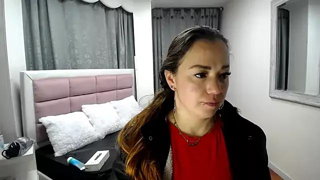 Discover our girls online shows and discover the company of countless livestreamers, with stunning shapes, sex toys and more.
