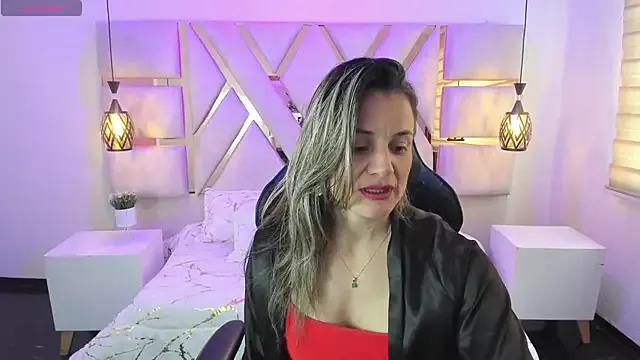 Discover our girls online shows and discover the company of countless livestreamers, with stunning shapes, sex toys and more.