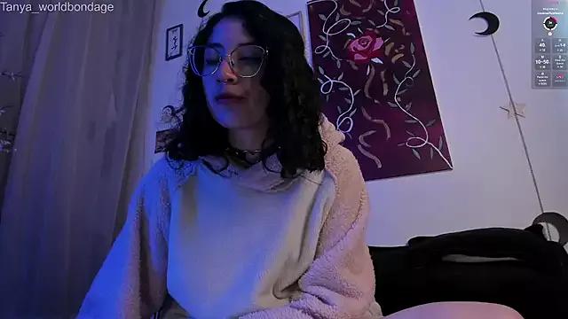 Discover our girls online shows and discover the company of countless livestreamers, with stunning shapes, sex toys and more.