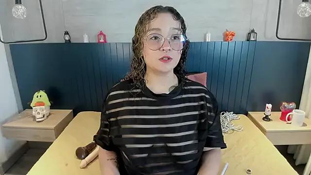 Discover our girls online shows and discover the company of countless livestreamers, with stunning shapes, sex toys and more.