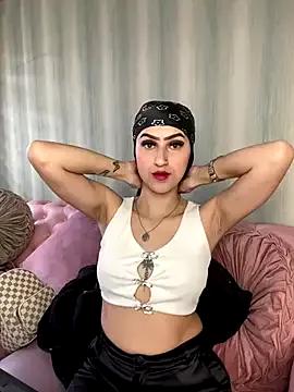 Discover our girls online shows and discover the company of countless livestreamers, with stunning shapes, sex toys and more.
