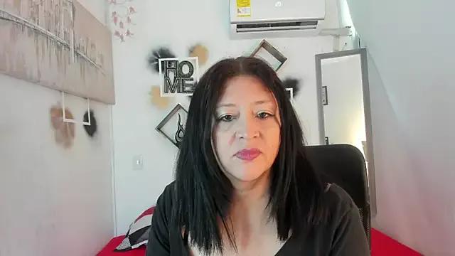 Discover our girls online shows and discover the company of countless livestreamers, with stunning shapes, sex toys and more.