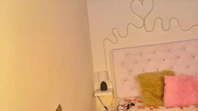 Discover our girls online shows and discover the company of countless livestreamers, with stunning shapes, sex toys and more.