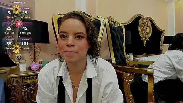 Discover our girls online shows and discover the company of countless livestreamers, with stunning shapes, sex toys and more.