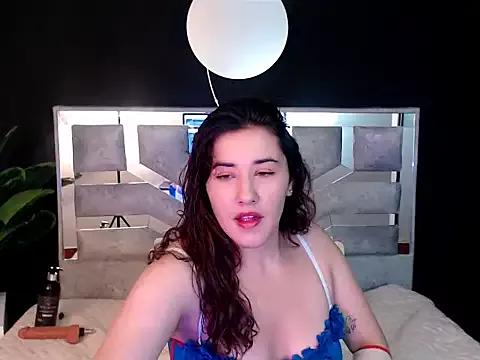 Discover our girls online shows and discover the company of countless livestreamers, with stunning shapes, sex toys and more.