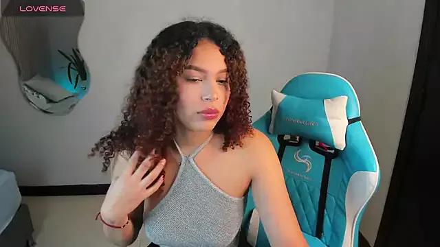 Discover our girls online shows and discover the company of countless livestreamers, with stunning shapes, sex toys and more.