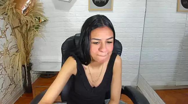 Discover our girls online shows and discover the company of countless livestreamers, with stunning shapes, sex toys and more.