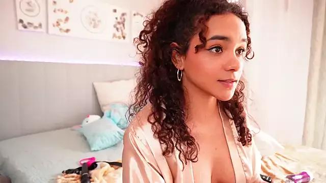 Discover our girls online shows and discover the company of countless livestreamers, with stunning shapes, sex toys and more.