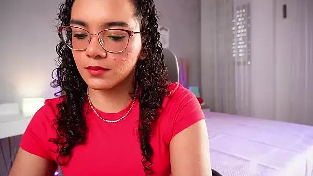 Discover our girls online shows and discover the company of countless livestreamers, with stunning shapes, sex toys and more.