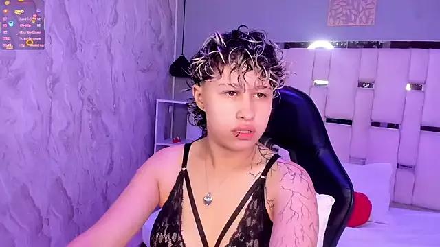 Discover our girls online shows and discover the company of countless livestreamers, with stunning shapes, sex toys and more.