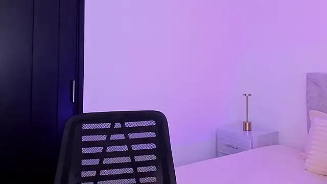 Discover our girls online shows and discover the company of countless livestreamers, with stunning shapes, sex toys and more.