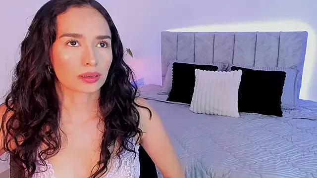 Discover our girls online shows and discover the company of countless livestreamers, with stunning shapes, sex toys and more.