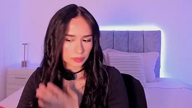 Discover our girls online shows and discover the company of countless livestreamers, with stunning shapes, sex toys and more.