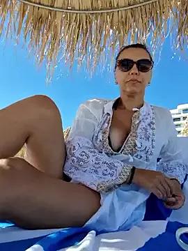 Discover our girls online shows and discover the company of countless livestreamers, with stunning shapes, sex toys and more.