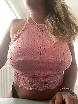 Discover our girls online shows and discover the company of countless livestreamers, with stunning shapes, sex toys and more.