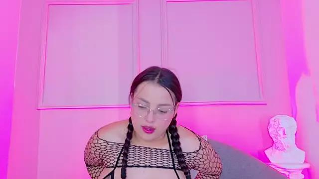 Discover our girls online shows and discover the company of countless livestreamers, with stunning shapes, sex toys and more.